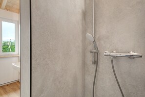 Douche, sèche-cheveux, serviettes fournies