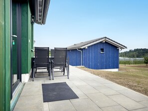Outdoor dining - Holiday Home 'Haus Feige' with Private Terrace, Wi-Fi and Air Conditioning (Kressbronn am Bodensee)