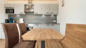 Kühlschrank, Mikrowelle, Ofen, Herdplatte