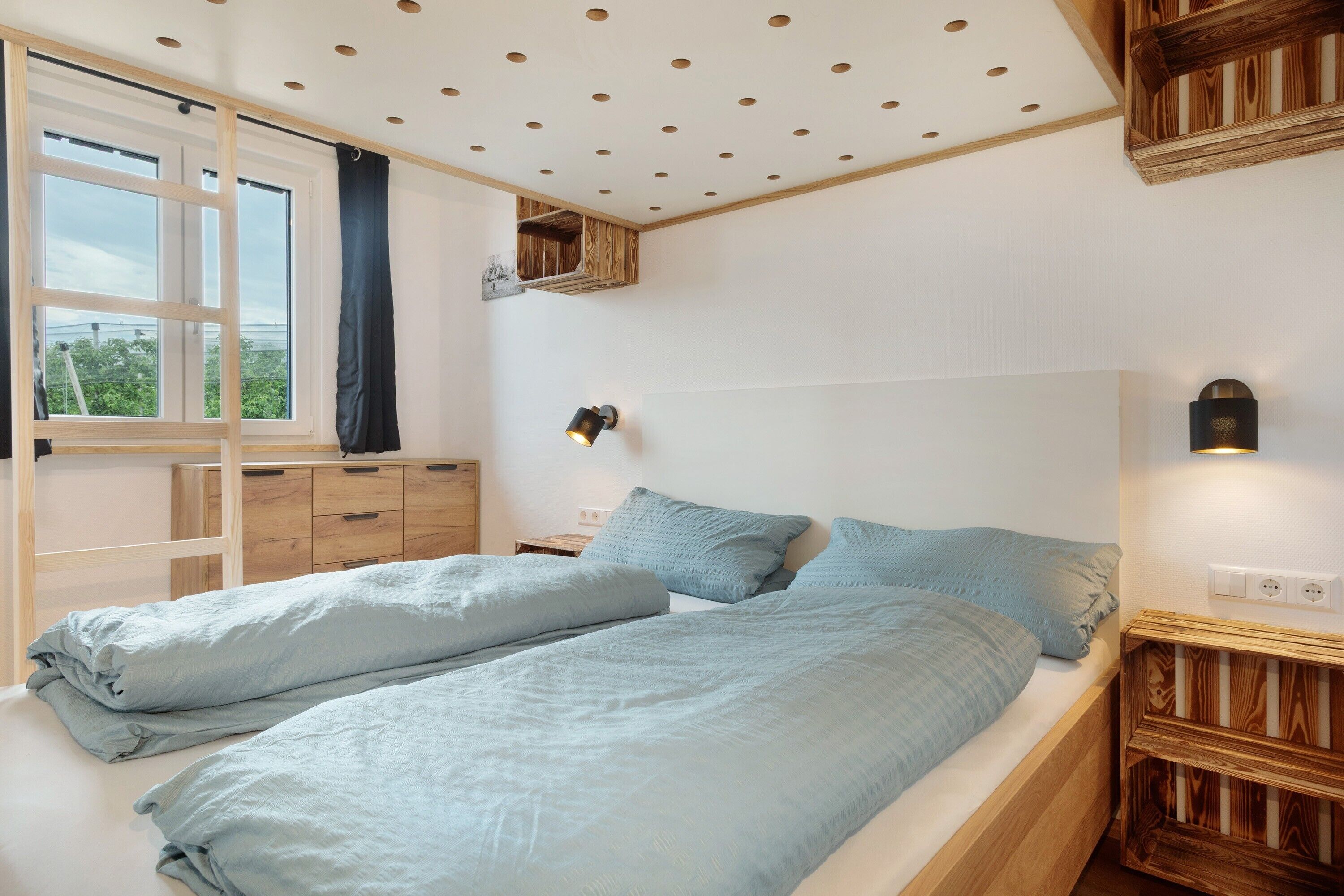 WiFi, bed sheets