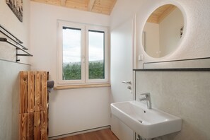 Shower, hair dryer, towels - Holiday Home 'Haus Zwetschge' (Kressbronn am Bodensee)