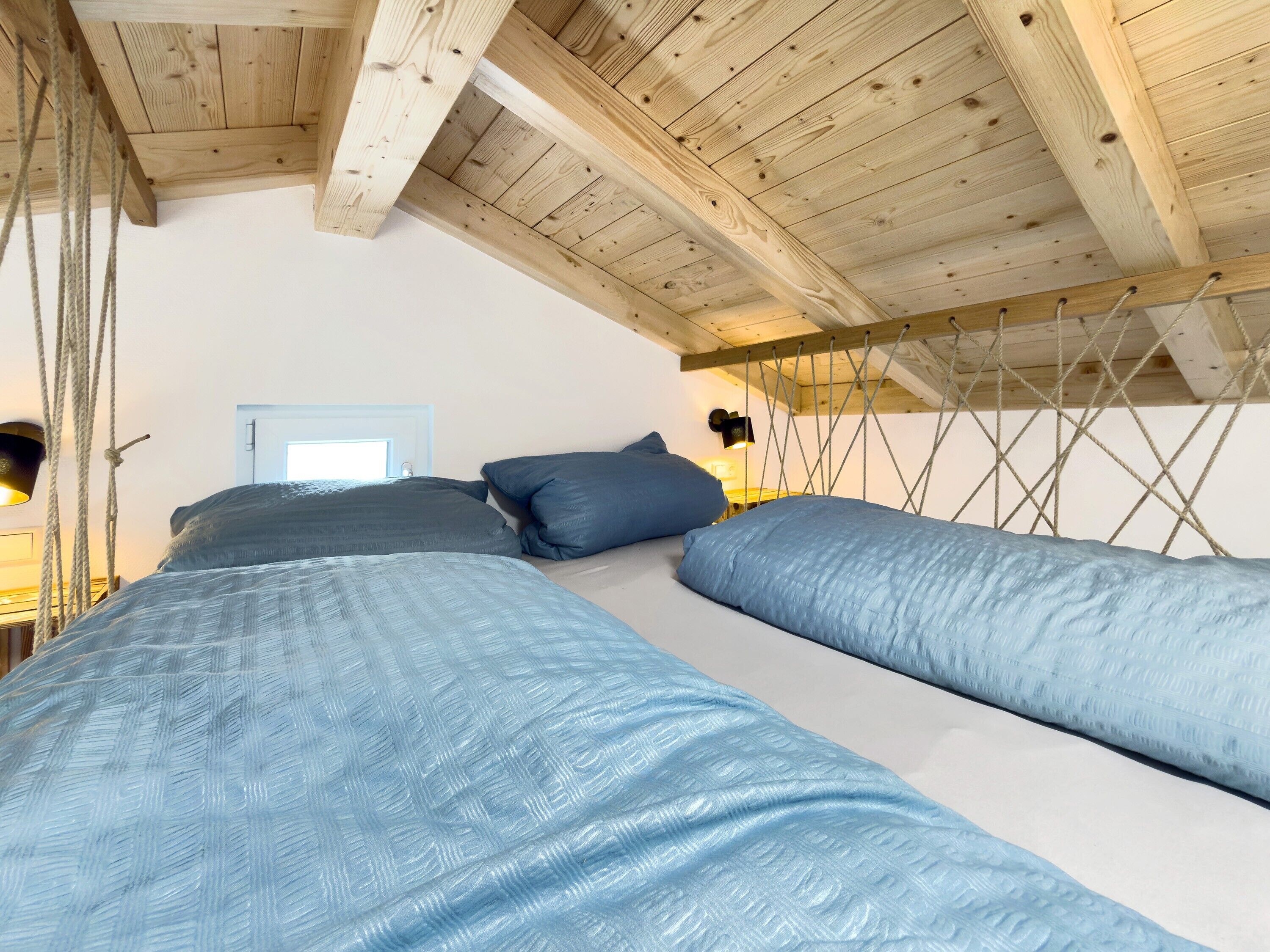 WiFi, bed sheets