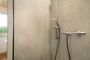 Douche, sèche-cheveux, serviettes fournies