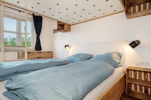 WiFi, bed sheets
