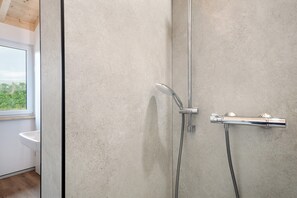 Bruser, gratis toiletartikler, hårtørrer, håndklæder