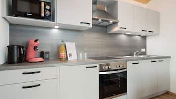 Frigorifero, microonde, forno, piano cottura
