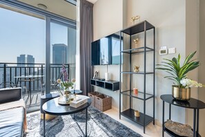 TV - High Floor Unit with Canal View, A Minutes Drive to Dubai Mall - Zada Tower, Business Bay (Dubai)