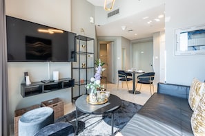 TV - High Floor Unit with Canal View, A Minutes Drive to Dubai Mall - Zada Tower, Business Bay (Dubai)