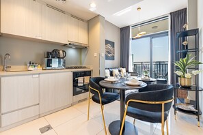 Dining - High Floor Unit with Canal View, A Minutes Drive to Dubai Mall - Zada Tower, Business Bay (Dubai)