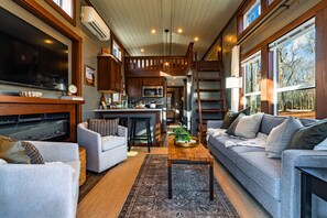 Smart TV, chimenea y estéreo 