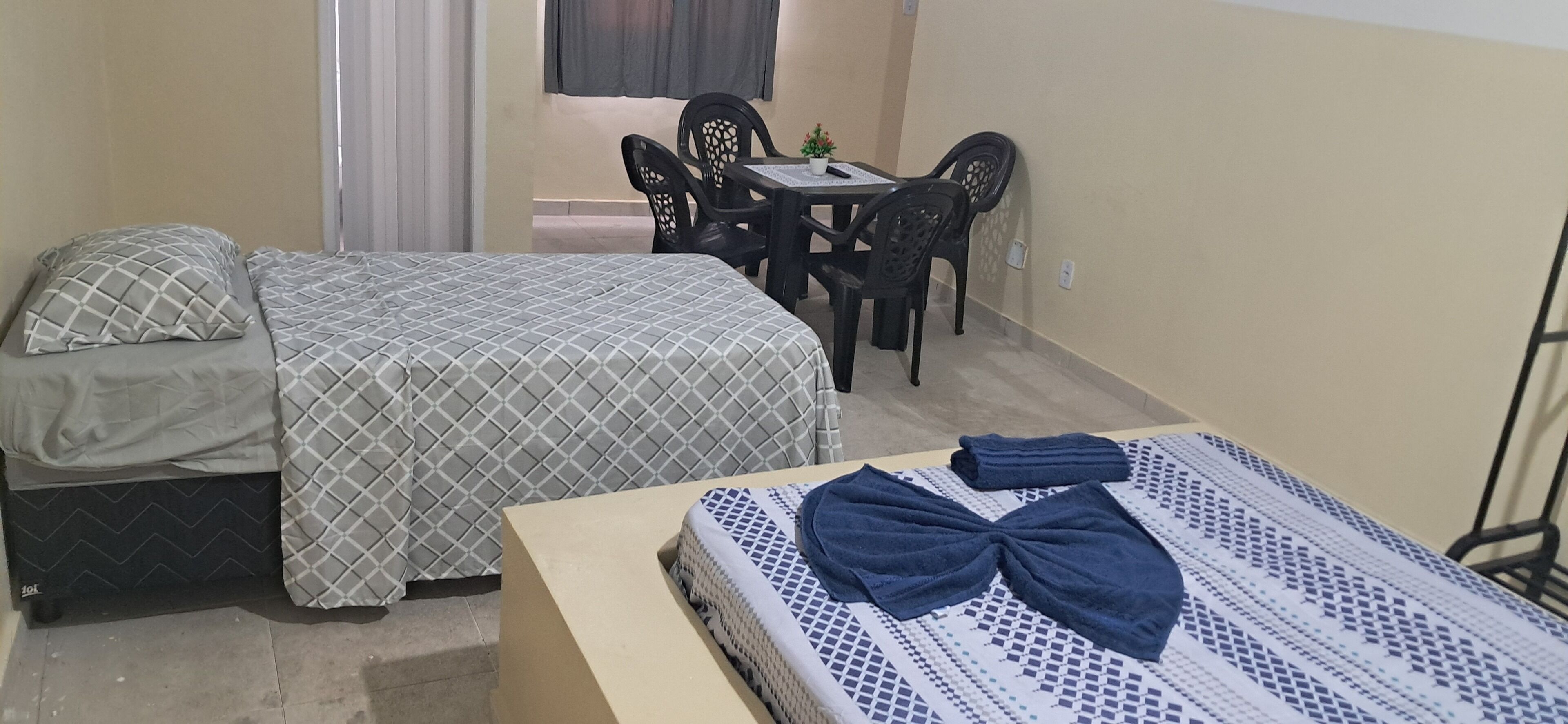 Trippelrum | Arbetsyta för laptop, mörkläggningsgardiner och strykjärn/strykbräda