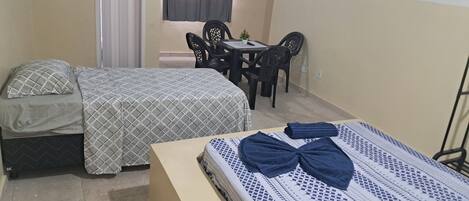 Tremannsrom | Skrivebord for bærbar PC, blendingsgardiner og strykejern/-brett