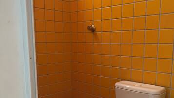 Trippelrum | Badrum | Dusch, handdukar, tvål och schampo