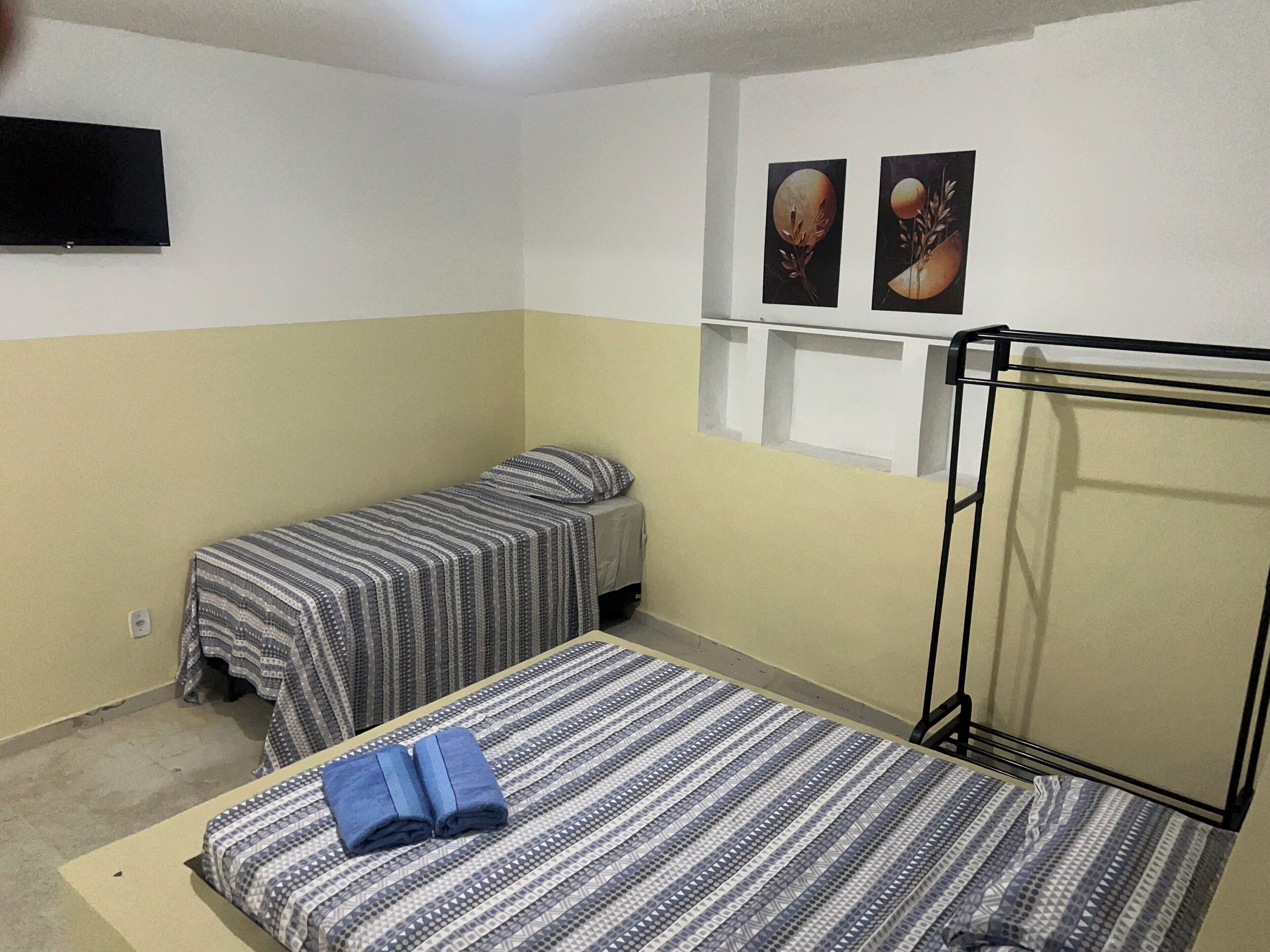 Habitación triple | Espacio para trabajar con un portátil y cortinas opacas