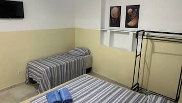 Habitación triple | Espacio para trabajar con un portátil y cortinas opacas