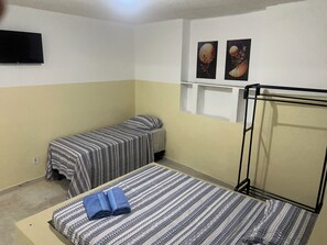 Habitació triple | Espai de treball apte per a portàtils i cortines opaques 