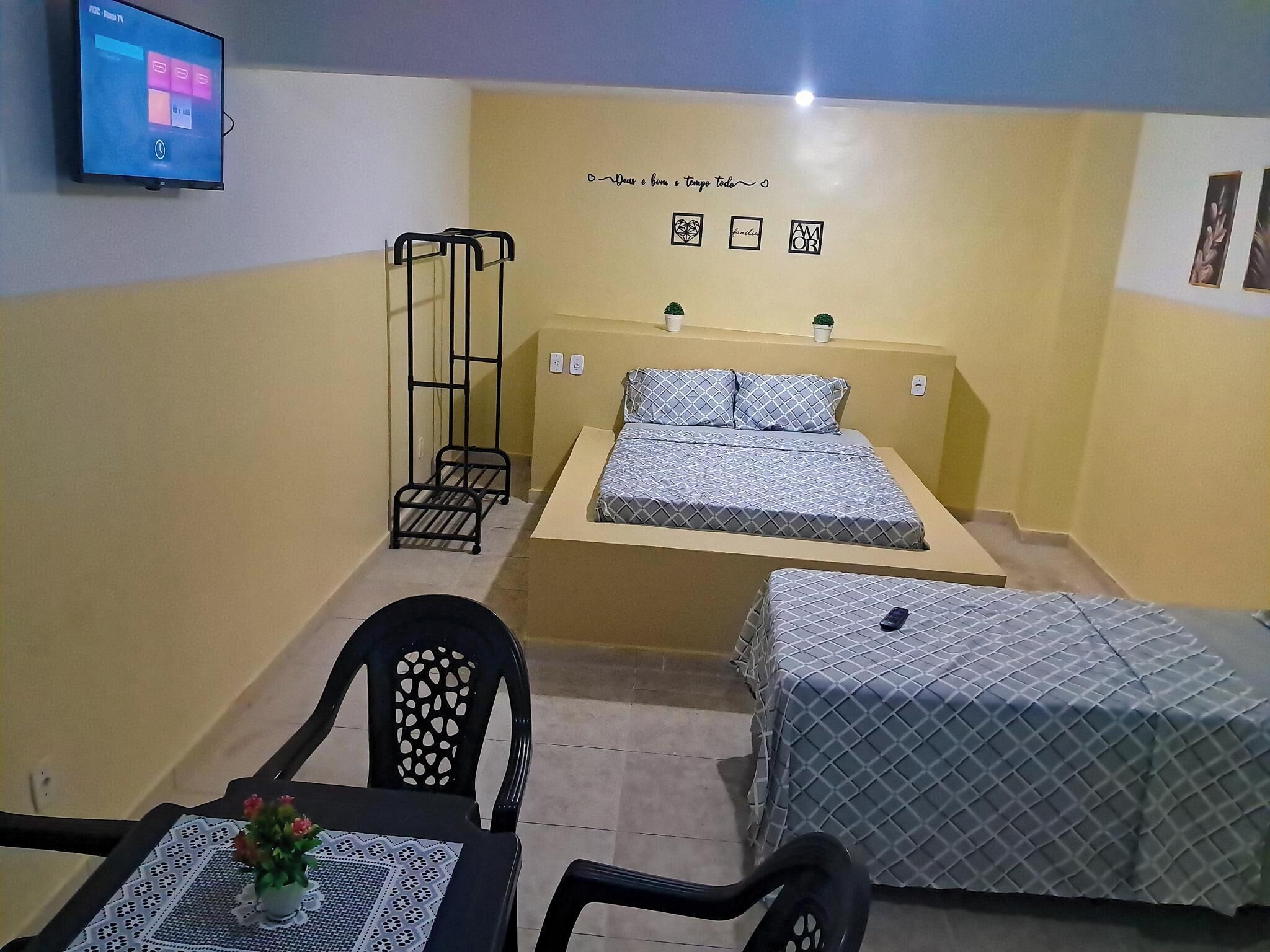 Quarto triplo | Espaço de trabalho para notebook, cortinas blackout