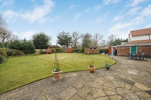 Outdoor dining - The Sweet Spot (Uxbridge)