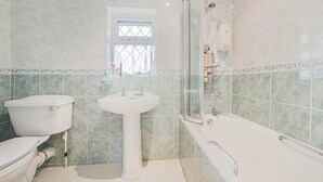 Ein Badezimmer mit Toilette, Waschbecken und Badewanne.