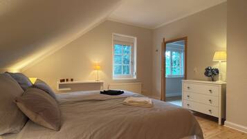2 bedrooms, iron/ironing board, internet, bed sheets