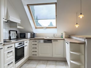 Mikroaaltouuni, liesi, astianpesukone