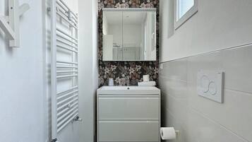 Doccia, asciugacapelli, bidet, asciugamani