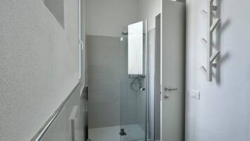 Dusche, Haartrockner, Bidet, Handtücher