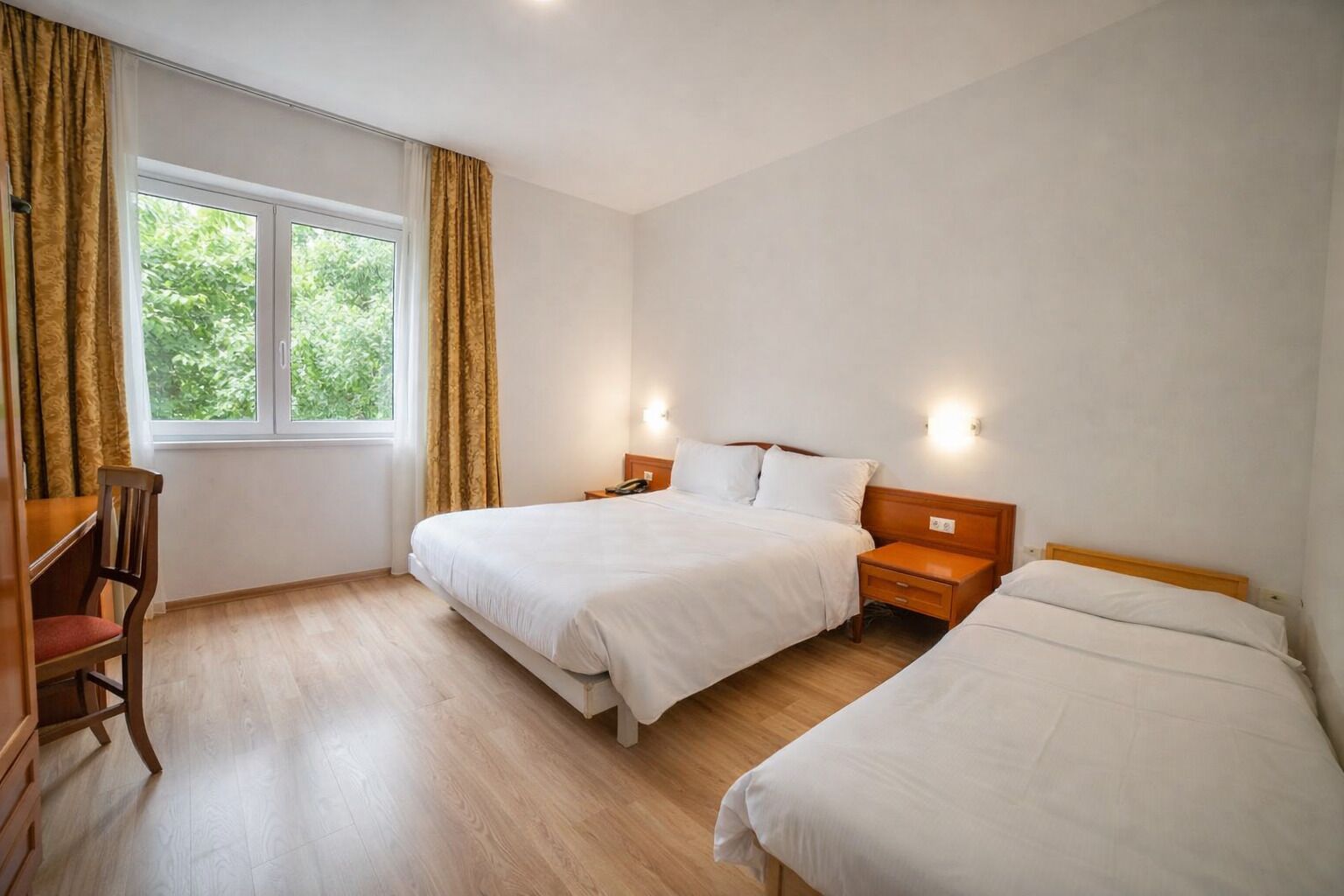 Habitación triple | Caja de seguridad en la habitación, escritorio y wifi gratis 