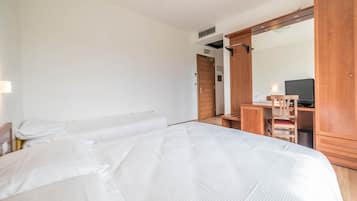 Chambre Triple Supérieure | Coffres-forts dans les chambres, bureau, Wi-Fi gratuit, draps fournis