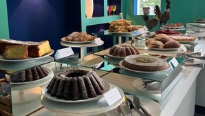 Una vitrina de pastelería con diversos pasteles y dulces.