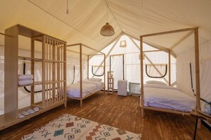 Tienda de campaña Confort, patio, vista al desierto | Caja de seguridad en la habitación y escritorio 