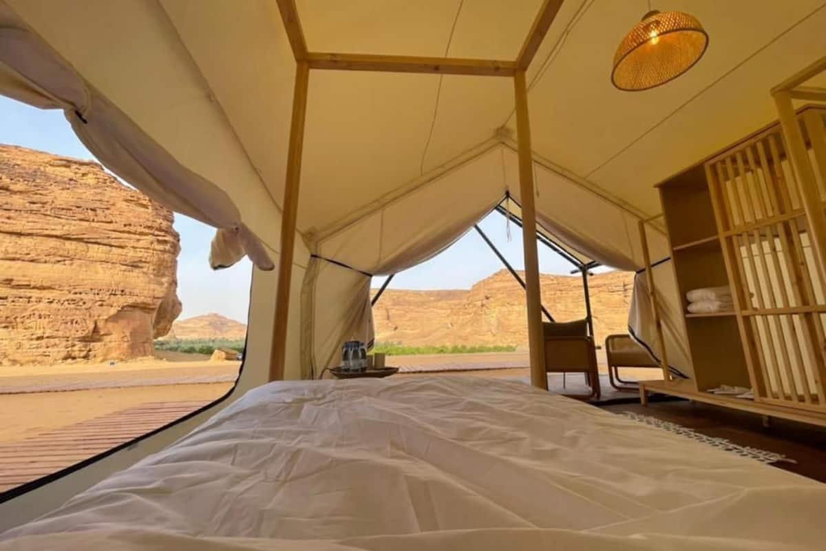 Tienda de campaña Confort, patio, vista al desierto | Caja de seguridad en la habitación y escritorio