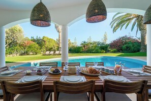 Outdoor dining - Luxury private family villa (Portimão)