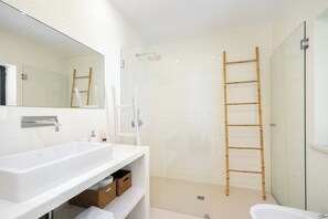Dusche, Haartrockner, Bidet, Handtücher