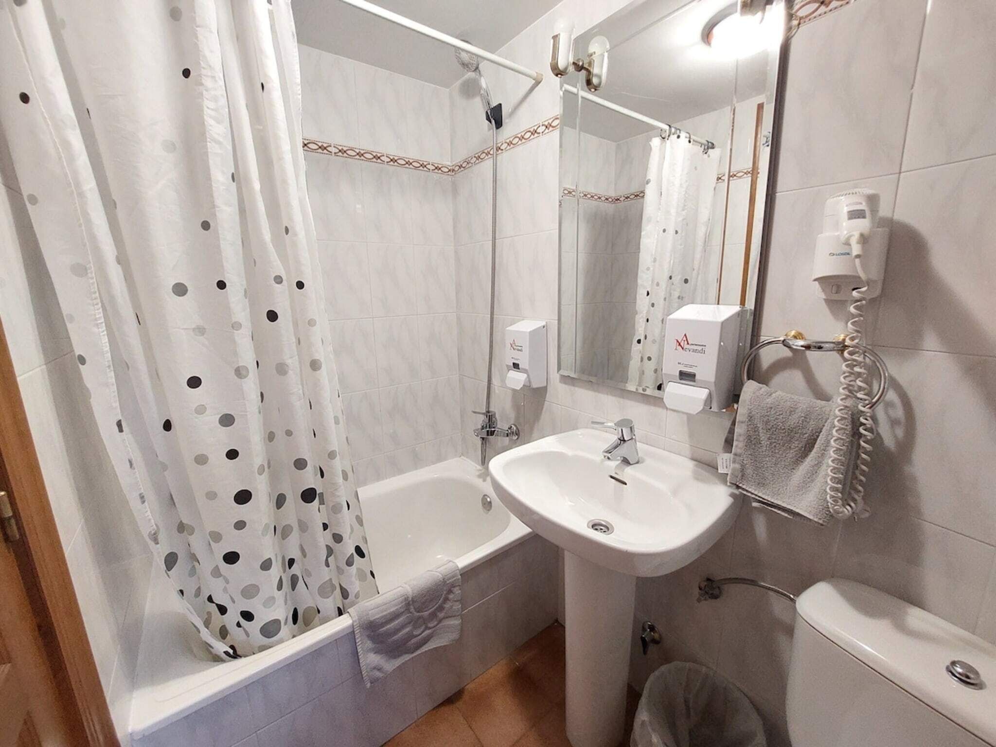 Een haardroger, handdoeken