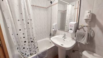 Een haardroger, handdoeken