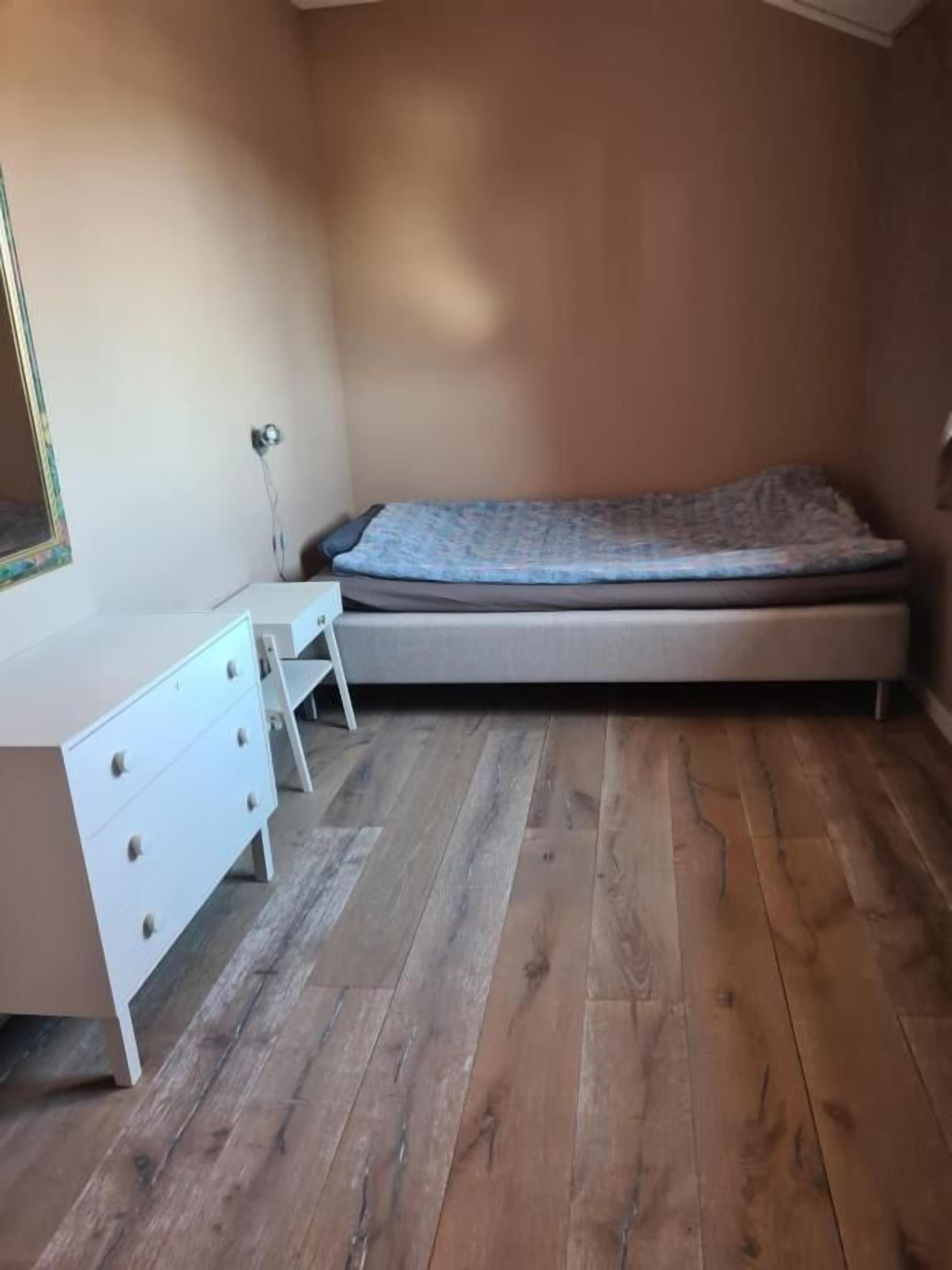 Habitación individual, vistas al patio | Cortinas opacas, tabla de planchar con plancha, wifi gratis