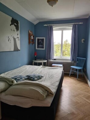 Habitación básica doble, vistas a la ciudad | Cortinas opacas, tabla de planchar con plancha, wifi gratis