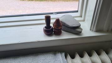 Habitación cuádruple básica, vista a la ciudad | Cortinas blackout, tabla de planchar con plancha y wifi gratis