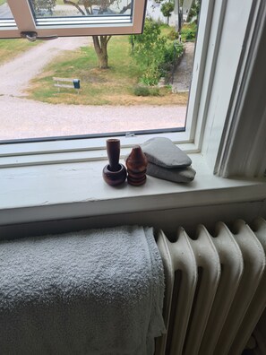 Basic Quadruple Room, City View | Blackout drapes, iron/ironing board, free WiFi - Gute Vingår Vandrarhem (Hablingbo)