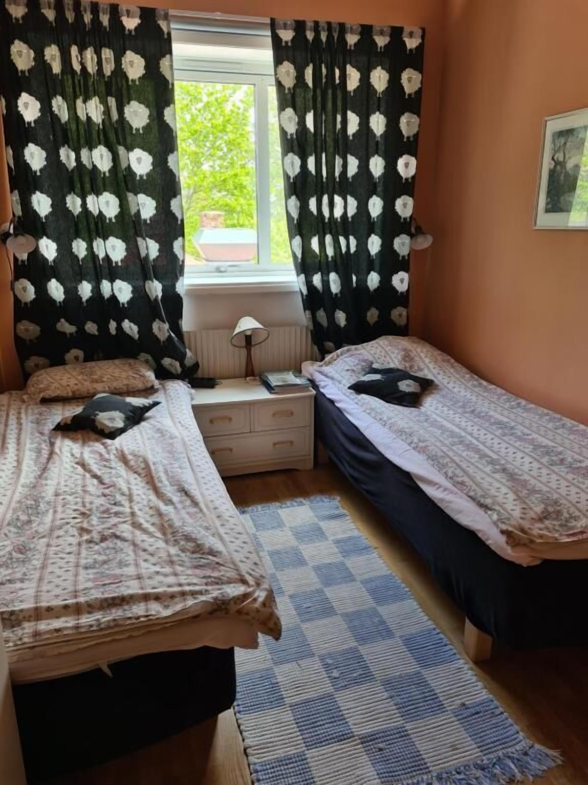 Habitación básica con 2 camas individuales, vistas al patio | Cortinas opacas, tabla de planchar con plancha, wifi gratis