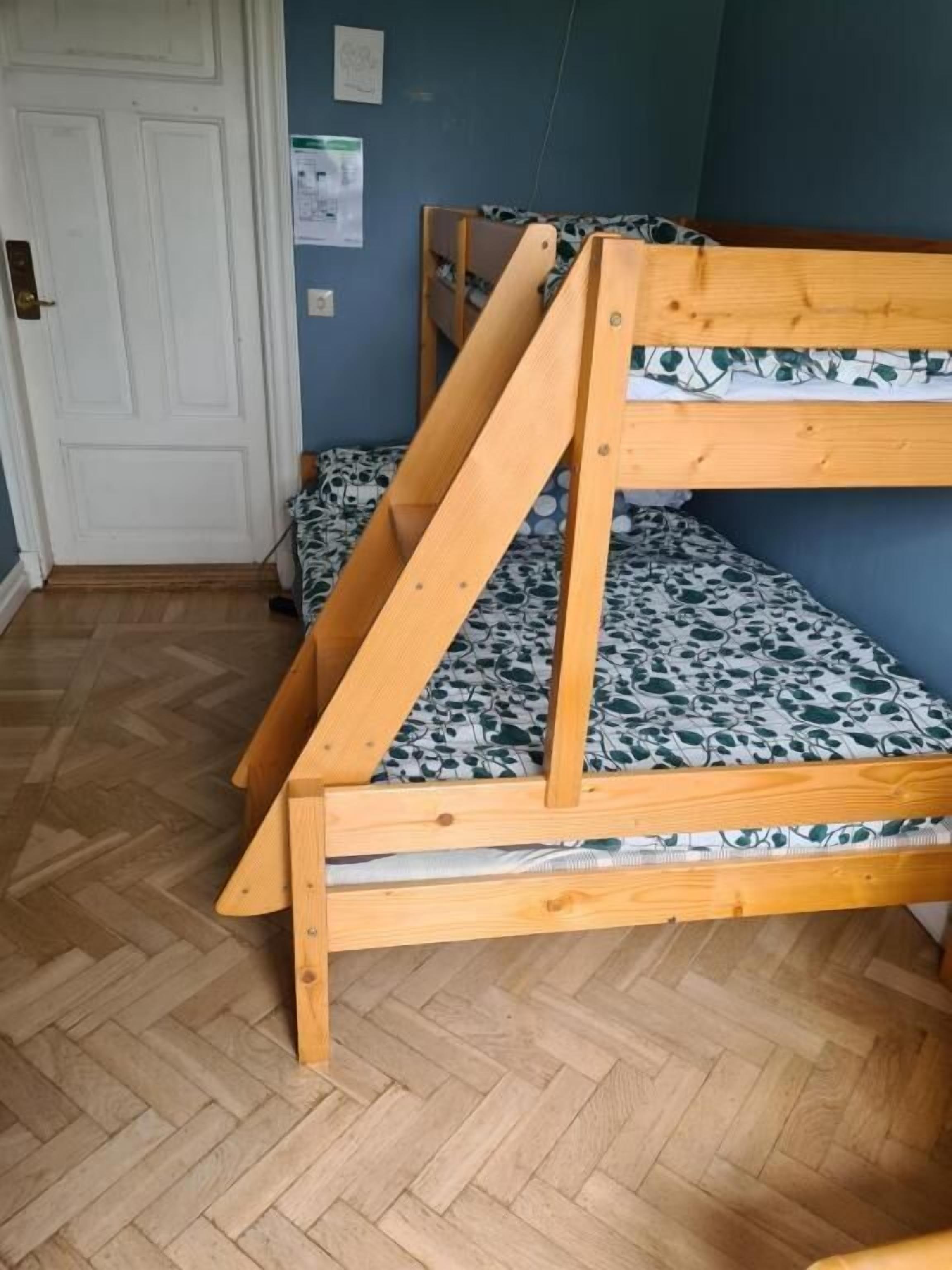 Habitación triple básica, vistas a la ciudad | Cortinas opacas, tabla de planchar con plancha, wifi gratis