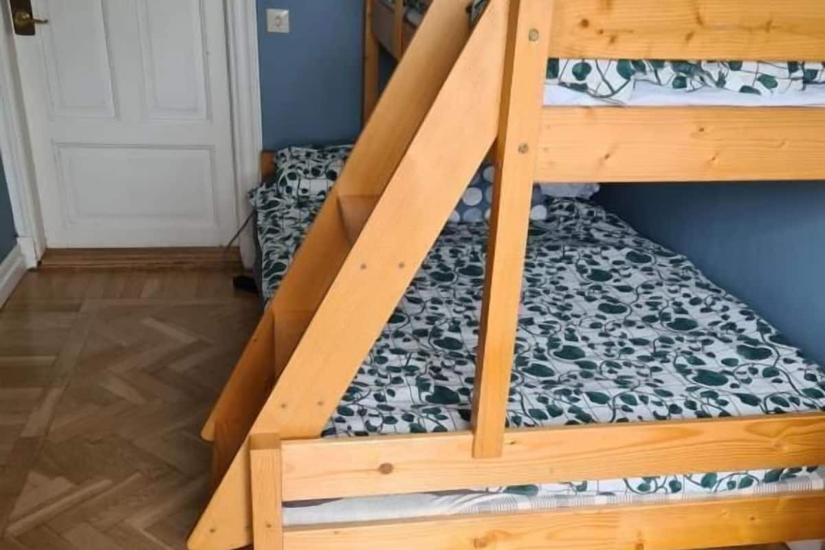 Chambre Triple, vue ville | Rideaux occultants, fer et planche à repasser, Wi-Fi gratuit