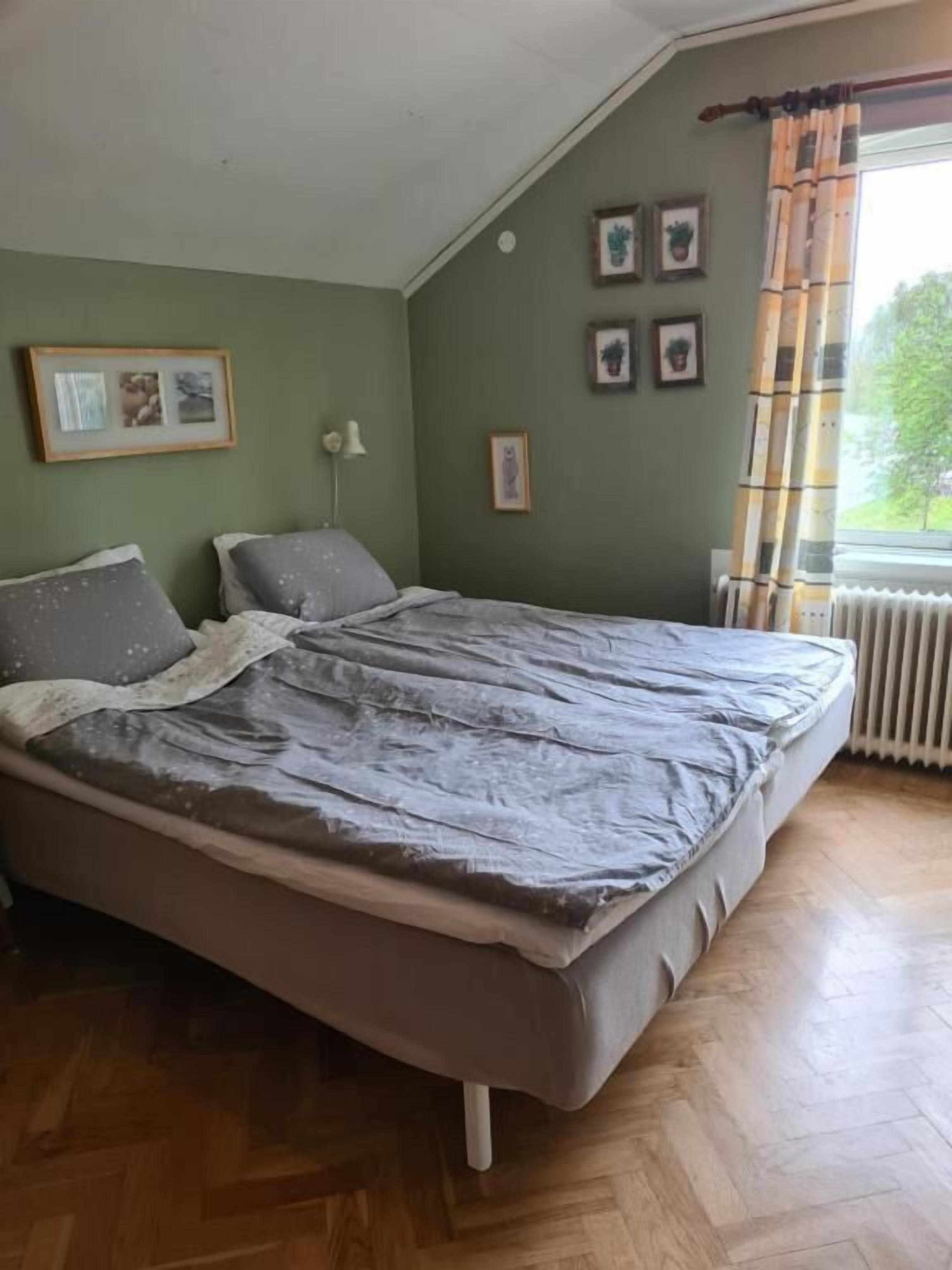 Habitación cuádruple básica, vistas a la ciudad | Cortinas opacas, tabla de planchar con plancha, wifi gratis