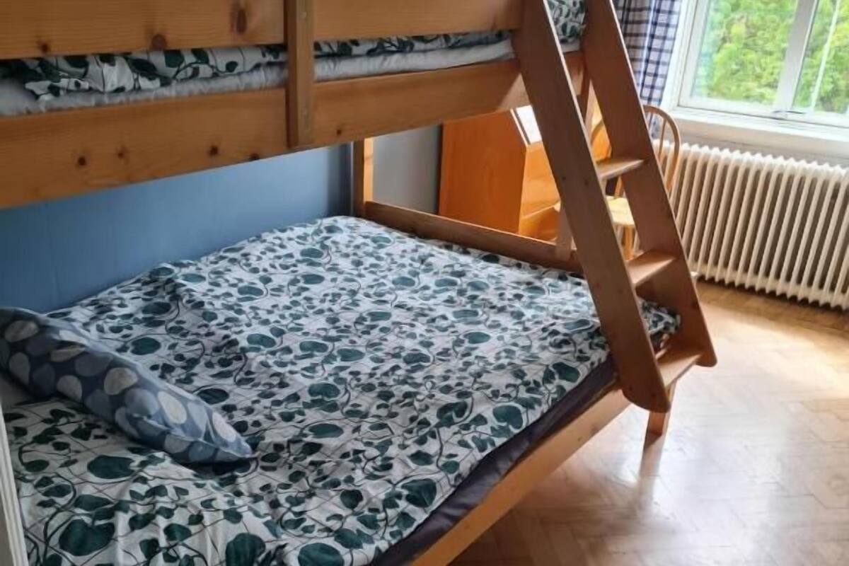 Cortinas blackout, tabla de planchar con plancha y wifi gratis 
