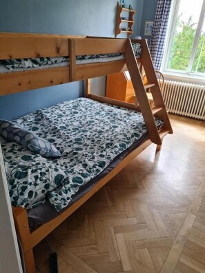 Blackout drapes, iron/ironing board, free WiFi - Gute Vingår Vandrarhem (Hablingbo)