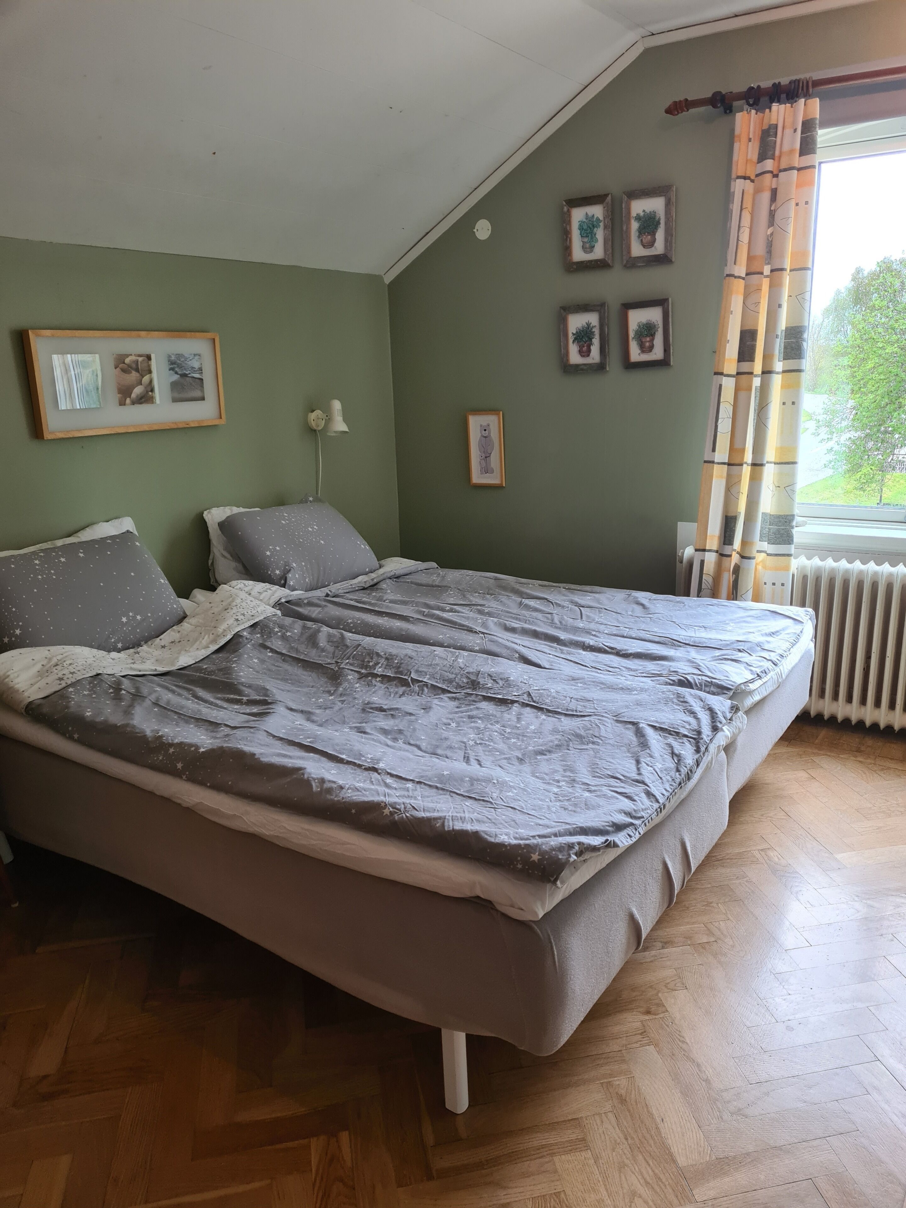 Firemannsrom – basic, byutsikt | Blendingsgardiner, strykejern/-brett og wi-fi (inkludert)