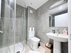 Shower, hair dryer, towels - Entire Flat in Greater London, United Kingdom (London)
