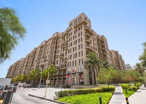 Exterior - Silk Valley - Luxury Studio with pool views and steps away from Park (Dubai)