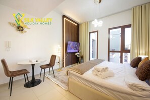 In-room safe, iron/ironing board, WiFi, bed sheets - Silk Valley - Luxury Studio with pool views and steps away from Park (Dubai)